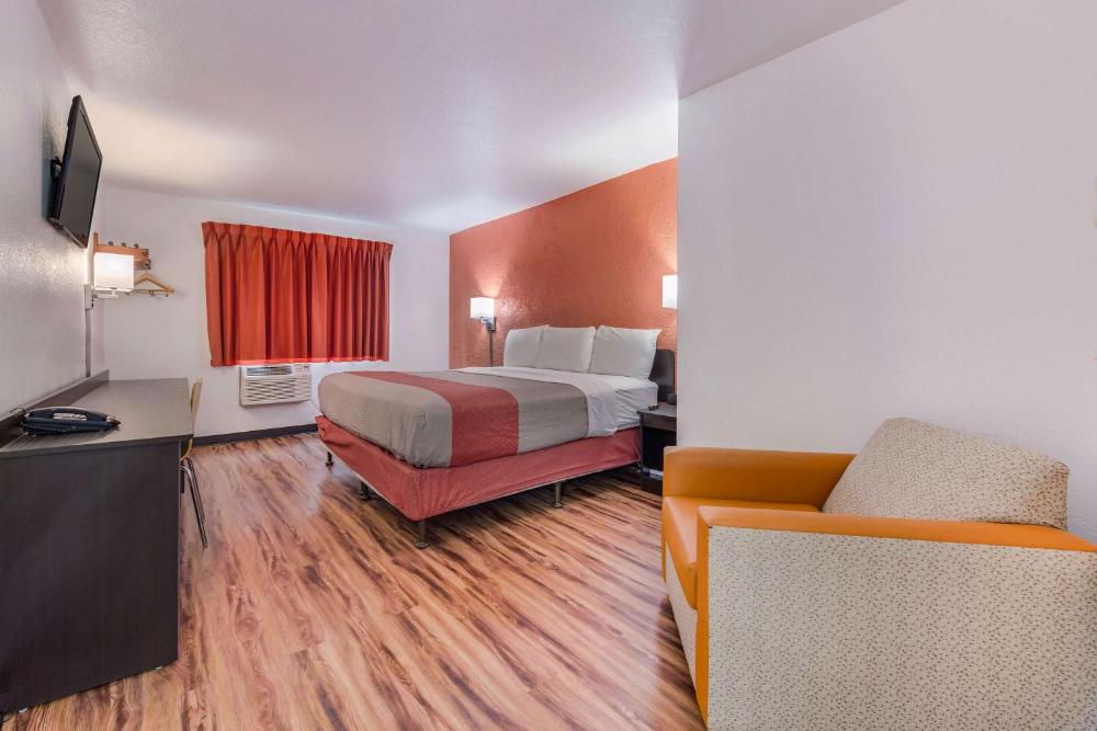 King Room - Non-Smoking interior