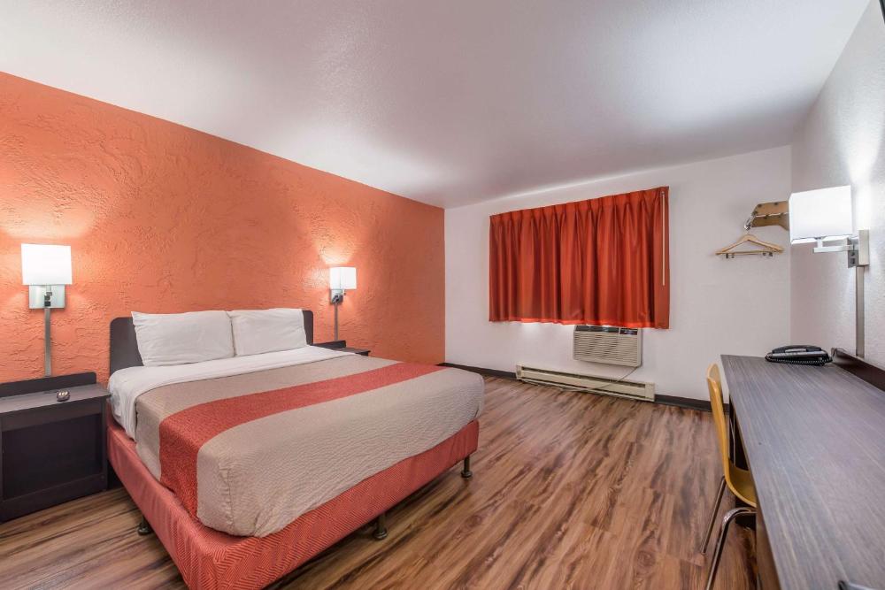 Queen Room - Non-Smoking interior